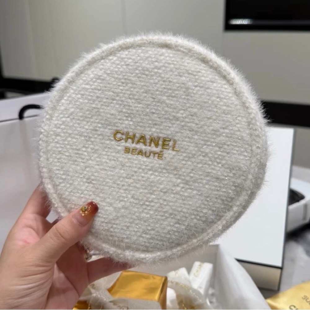 CHANEL White Round Cosmetic Case